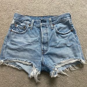 Size 25 Levi shorts